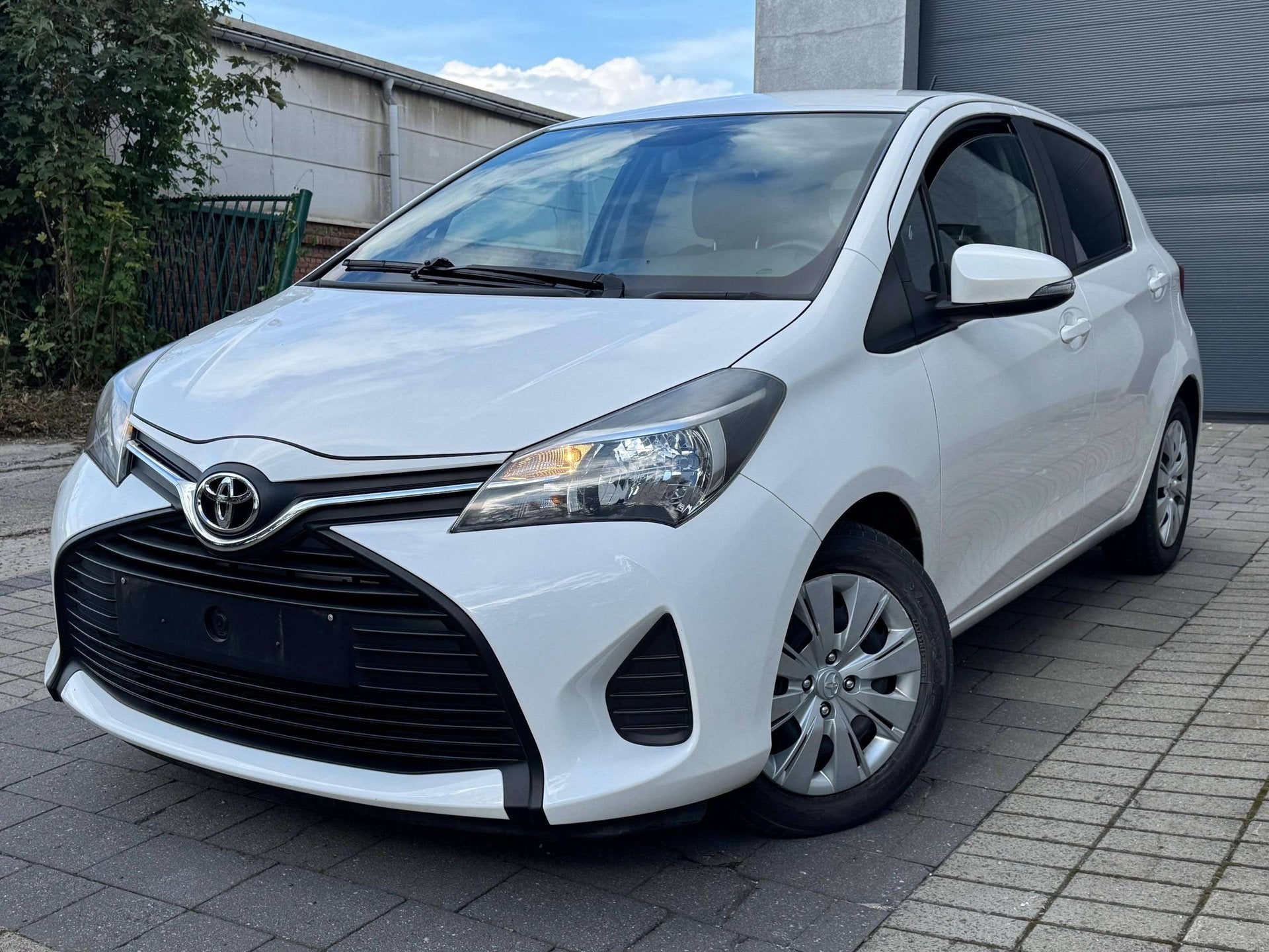 Toyota Yaris Yaris 1.0i 2015 Airco 22000 km garantie, Stof, Euro 6, Wit, Bedrijf