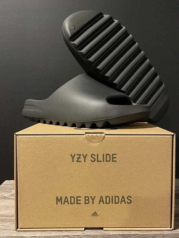 Yeezy slide Onyx re-release maat 44,5 nieuw, Slippers, Zwart, Nieuw, Ophalen of Verzenden