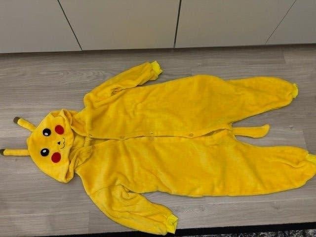 Onesie Pokemon Pikashu - maat 130, Kinderen en Baby's, Carnavalskleding en Verkleedspullen, Ophalen, Gebruikt, 122 t/m 128, Jongen of Meisje