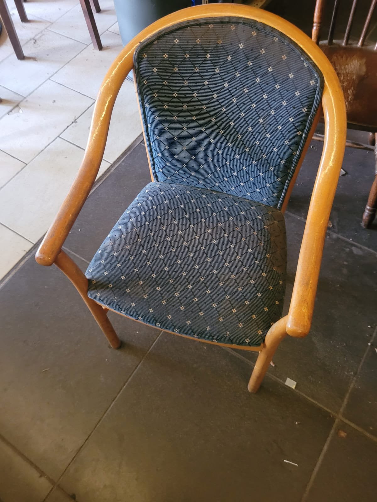 25 chaises de restauration en bois avec accoudoirs, Articles professionnels, Enlèvement, Utilisé, Mobilier