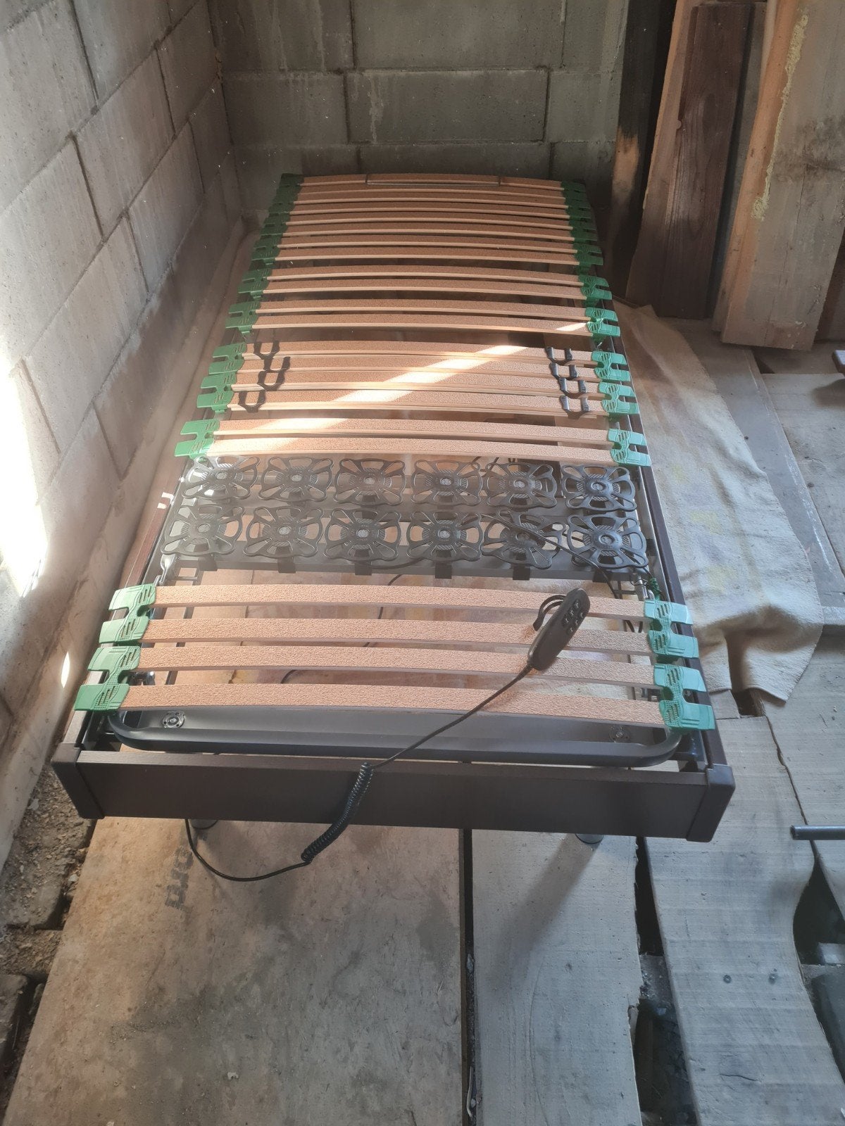 Vend lit electrique avec matela bambou 2m/80, Maison & Meubles, Matelas
