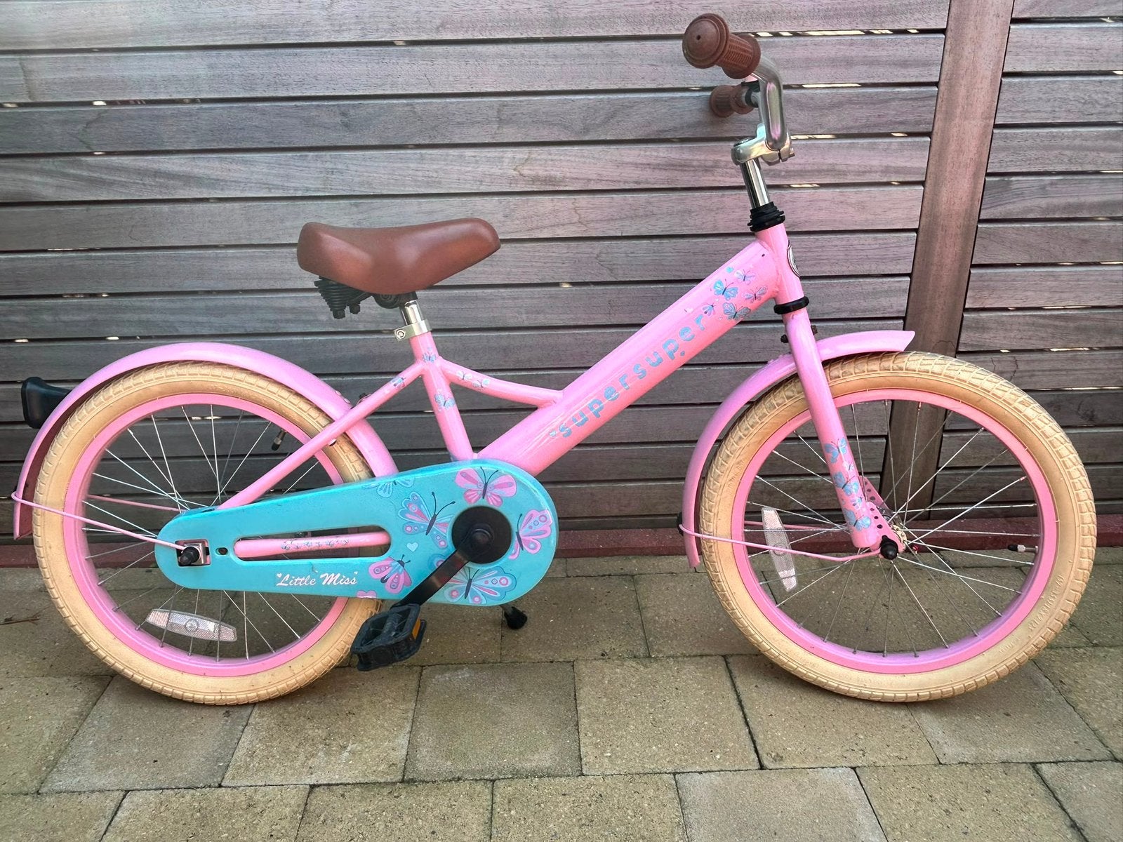 Roze kinderfiets met  poppenhouder en extra wieltjes, Ophalen, Zijwieltjes, Zo goed als nieuw, Terugtraprem