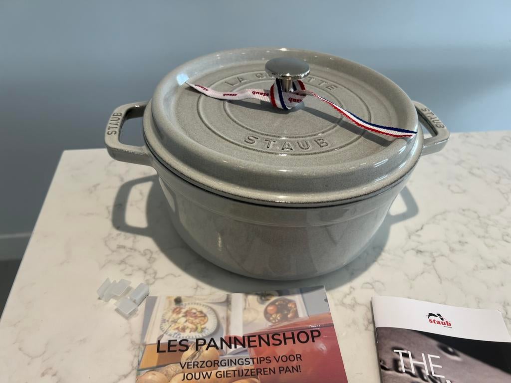Staub La Cocotte 24 cm White Truffel nieuw, Huis en Inrichting, Keuken | Potten en Pannen, Gietijzer, Nieuw, Ophalen of Verzenden