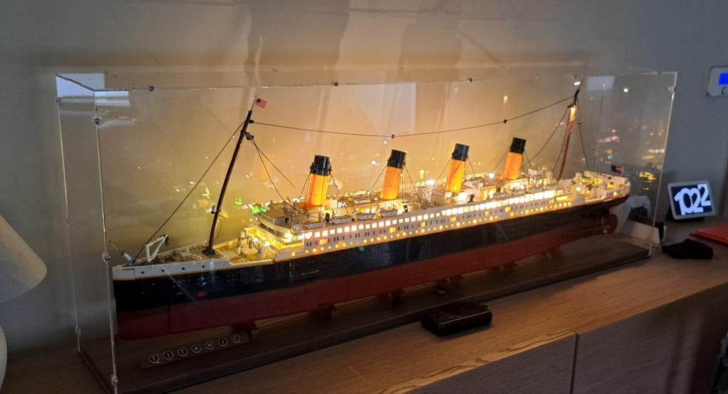 Lego titanic met vitrine en licht, Hobby en Vrije tijd, Ophalen
