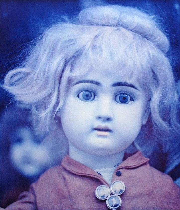Karin SZEKESSY, 'Blauwe pop', foto, Ophalen of Verzenden, Foto, Genummerd