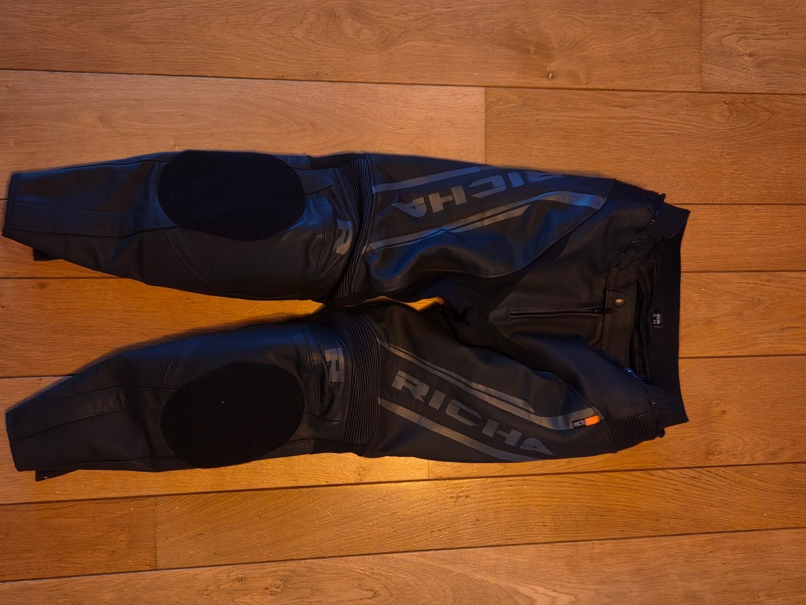Richa Assen Lederen Motorbroek – Maat 52, Nieuw met kaartje, Broek | leer, Heren, Ophalen of Verzenden