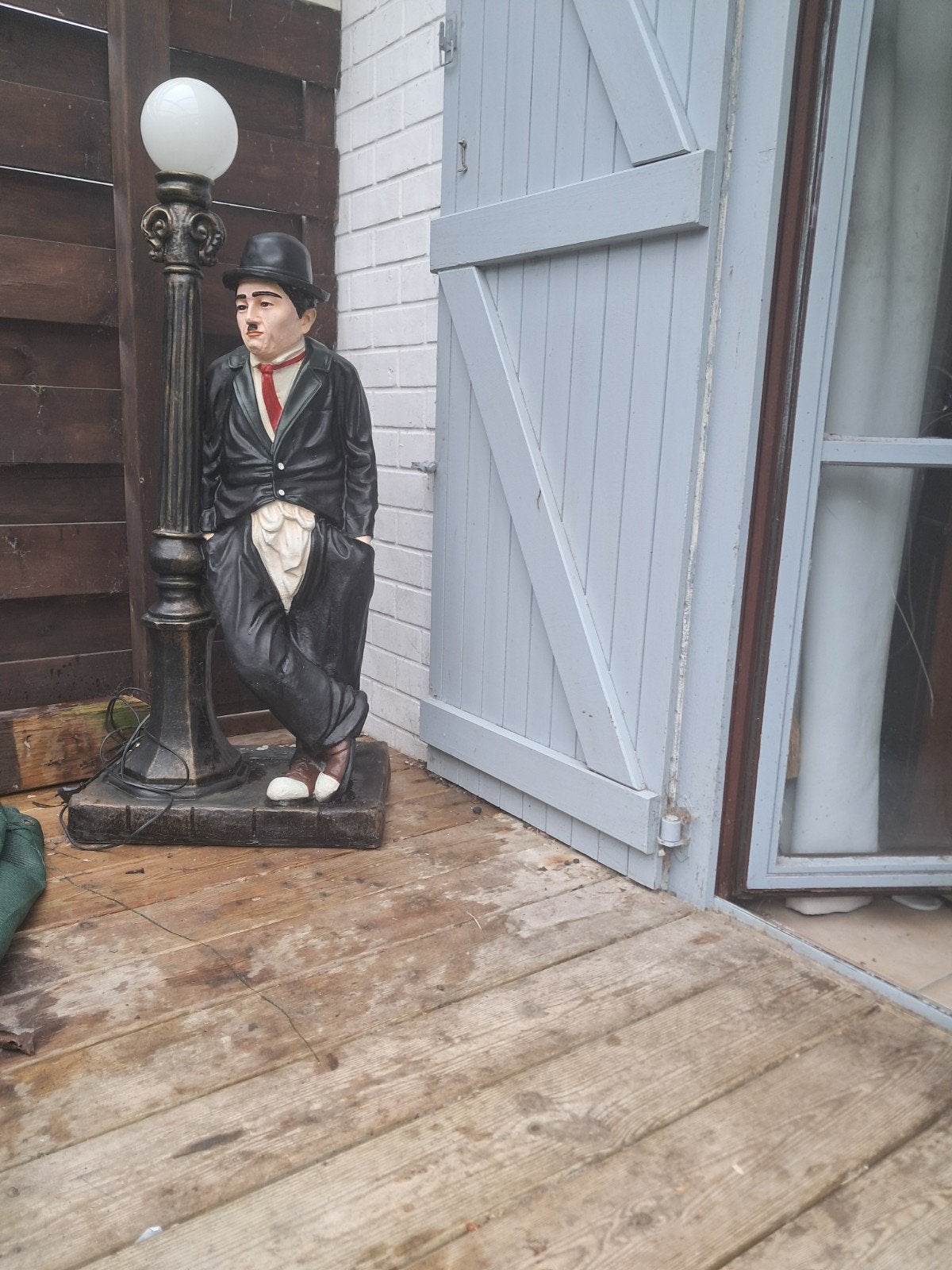Charlie Chaplin beeld, Ophalen