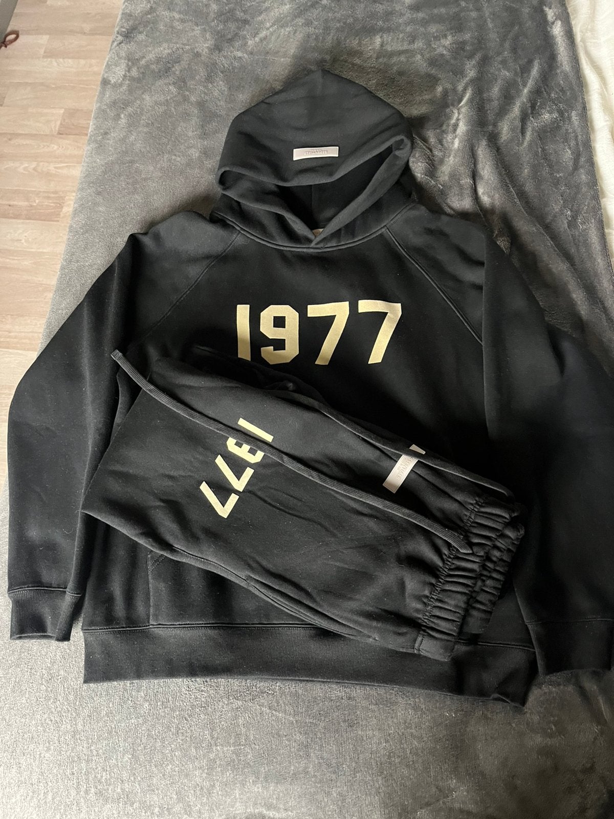 Essential 1977 Hoodie & Joggingbroek Set M – Nieuw met, Vêtements | Hommes, Packs de vêtements pour hommes, Enlèvement ou Envoi