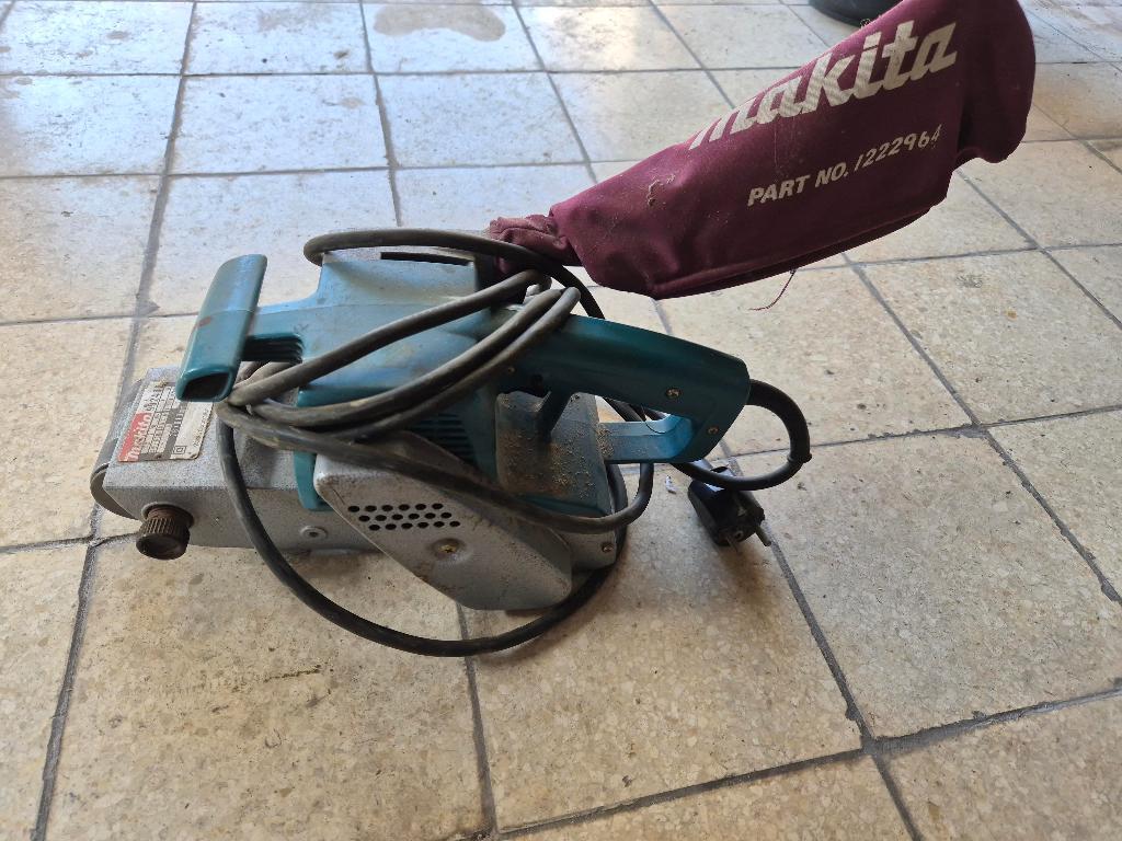 Bandschuurmachine Makita 9924db, Ophalen, Zo goed als nieuw, 600 tot 1200 watt, Bandschuurmachine