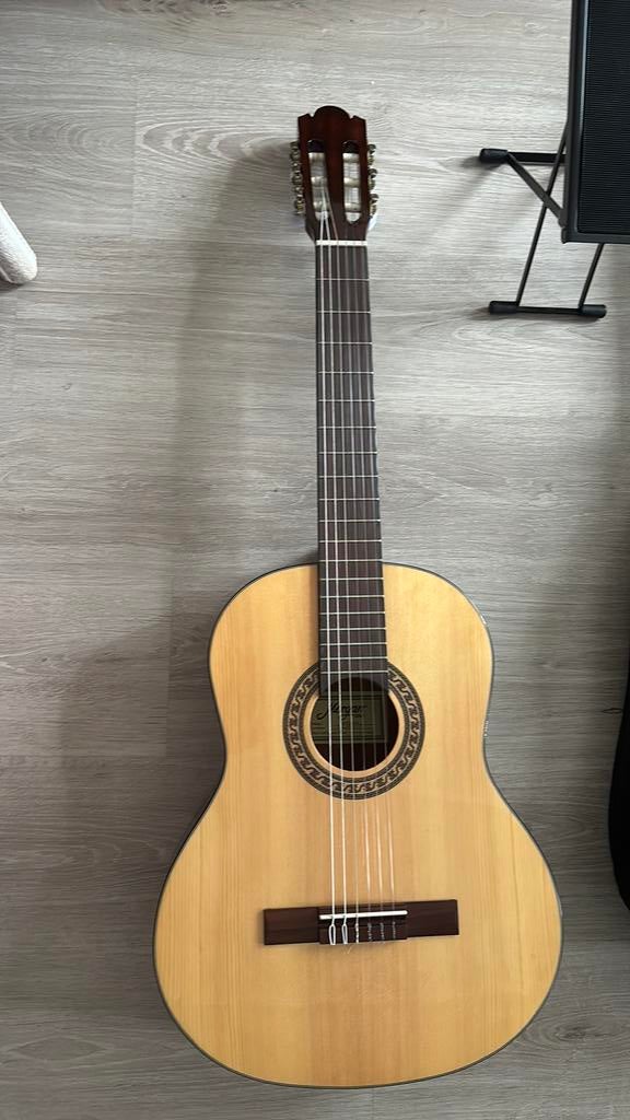 Guitare avec repose-pieds, étui et capo, Musique & Instruments, Enlèvement, Neuf, Guitare classique ou espagnole, Avec valise