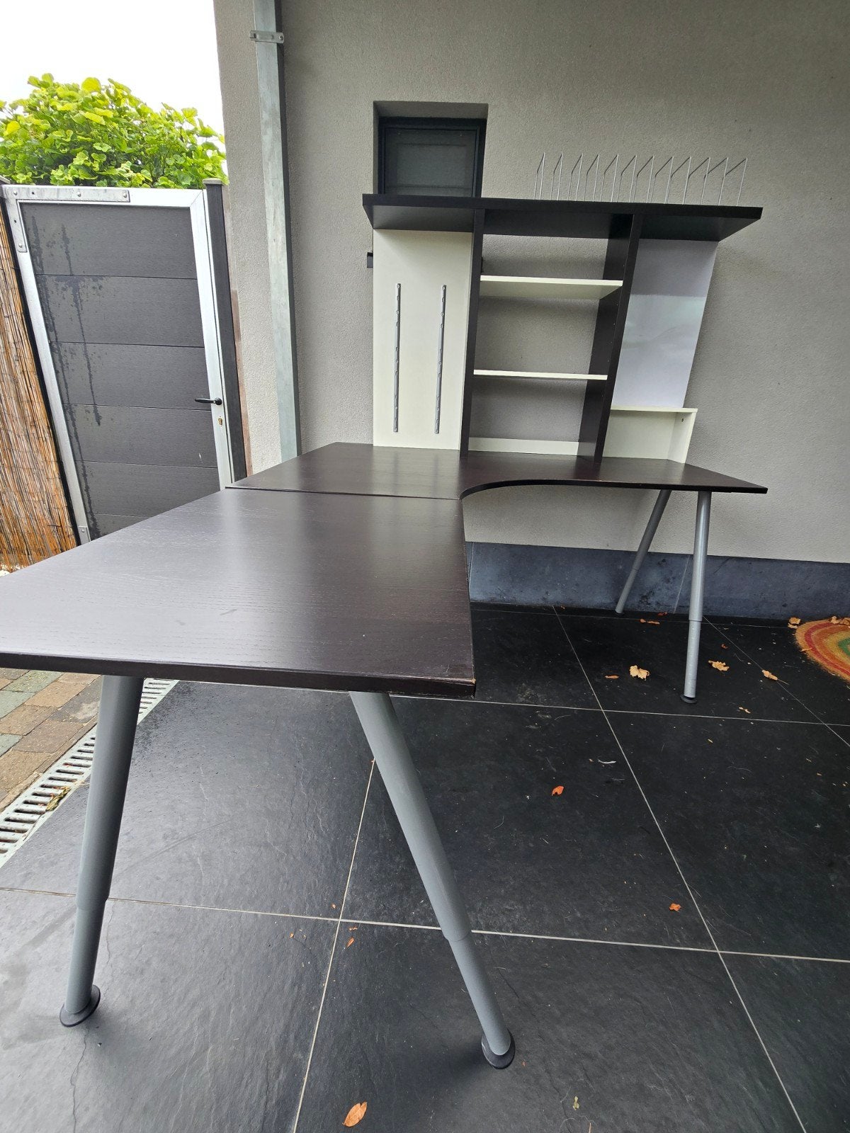Bureau L-vorm zwartbruin met opzetkast in hoogte verstelbaar, IKEA, Réglable en hauteur, Bois, Moderne