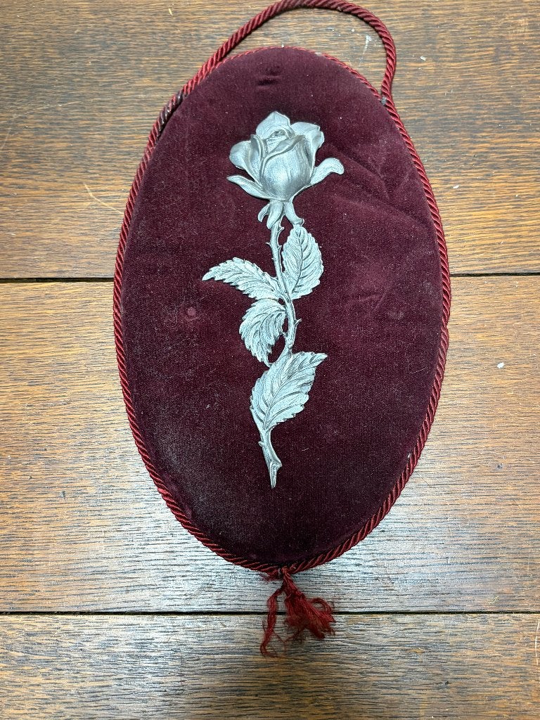 Vintage metalen roos op bordeauxrood fluweel, Enlèvement ou Envoi, 26 cm, Objet de décoration, Vintage
