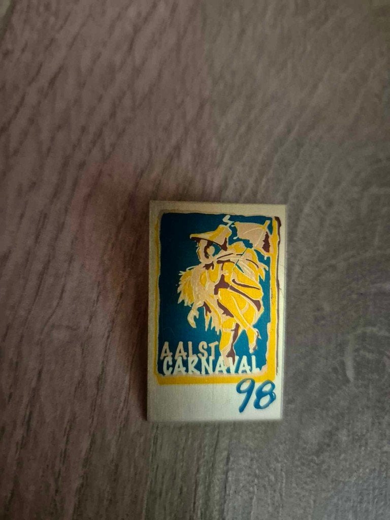Carnaval Aalst pin 1998 goud, Ophalen of Verzenden