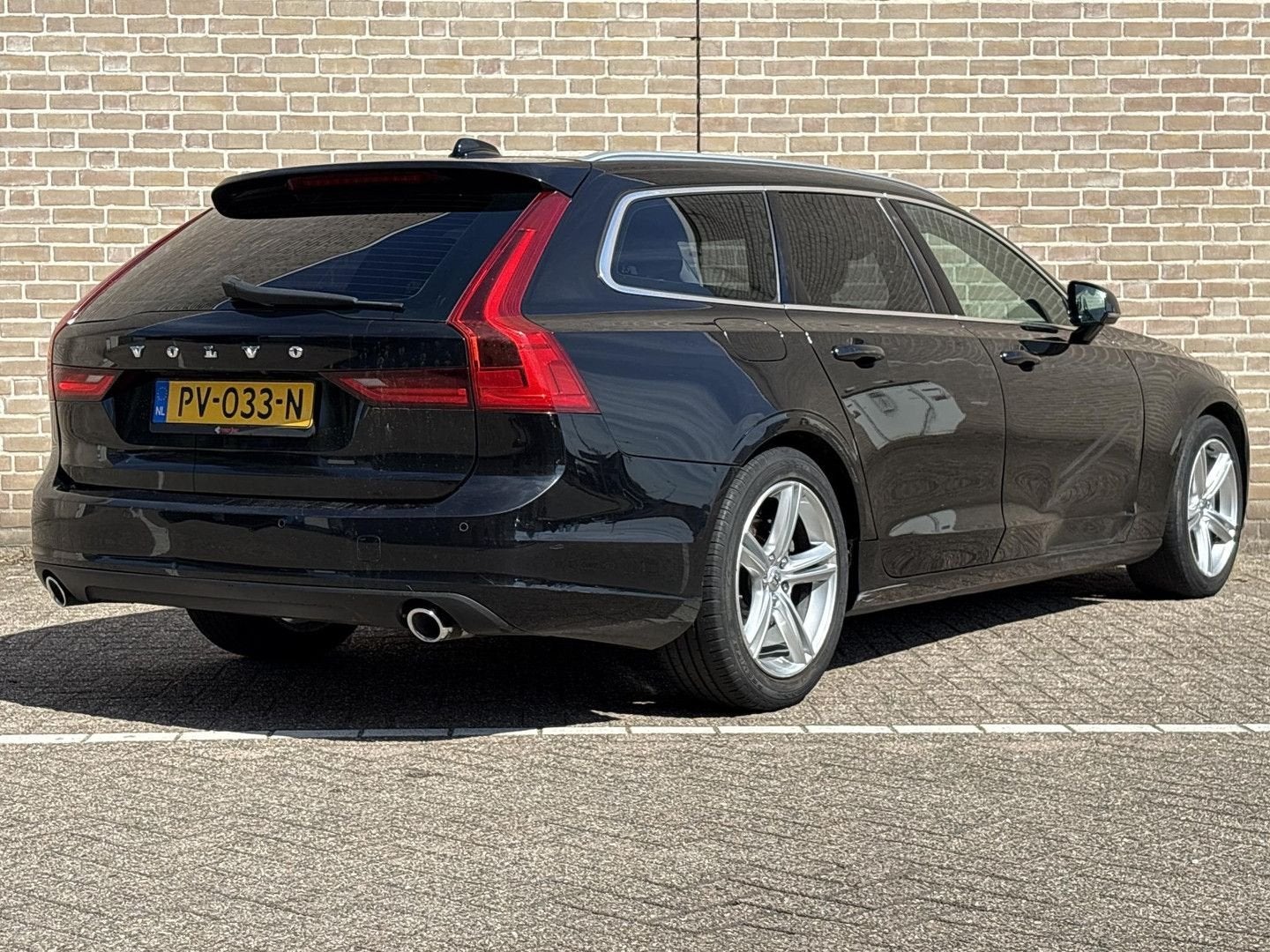 Volvo V90 2.0 D4 Momentum Automaat | € 7.400,- NETTO! |, Auto's, Volvo, Automaat, V90, Zwart, 119 g/km