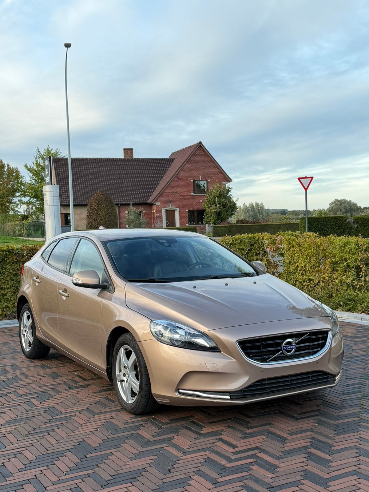 Volvo V40 2D 2.0 diesel euro 6B 2016, Cuir, Achat, Boîte manuelle, Entretenue par le concessionnaire