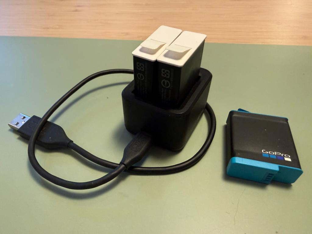 GoPro dual battery charger + 3 batteries, Enlèvement, Comme neuf