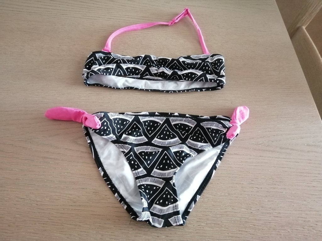 bikini zwart - wit maat 134 - 140, Kinderen en Baby's, Kinderkleding | Kinder-zwemkleding, Bikiniset, Meisje, Ophalen of Verzenden