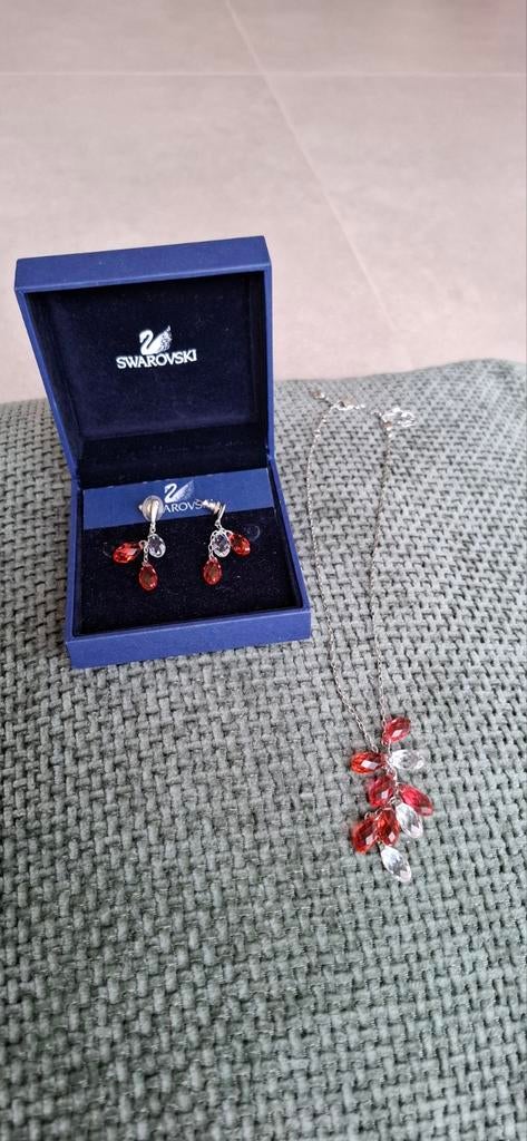 Swarovski oorbellen en halsketting, Ophalen of Verzenden, Zo goed als nieuw, Rood