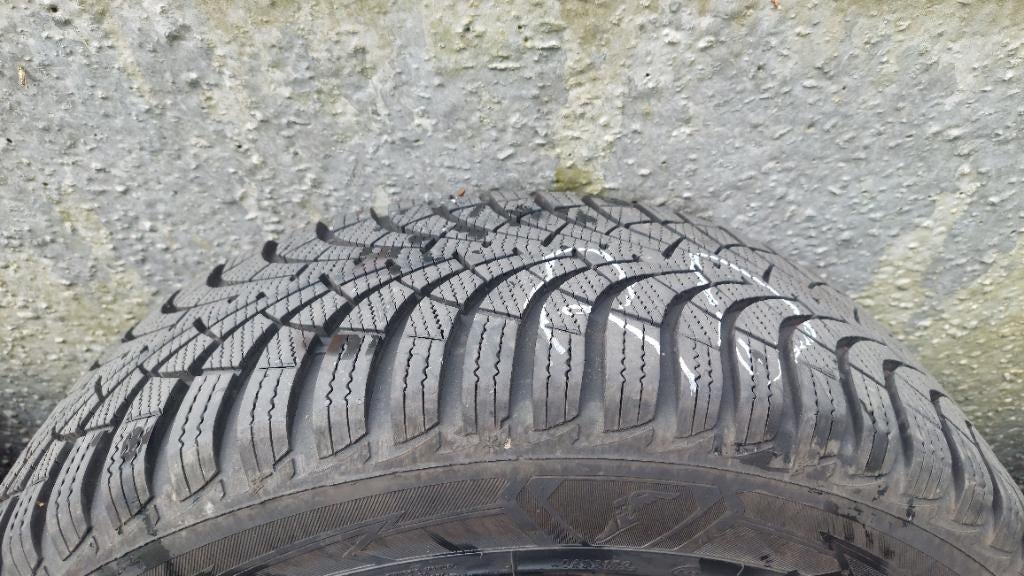 Pneus hiver sur jantes acier avec enjoliveurs, Autos : Pièces & Accessoires, Pneus hiver, 16 pouces, Véhicule de tourisme, 205 mm