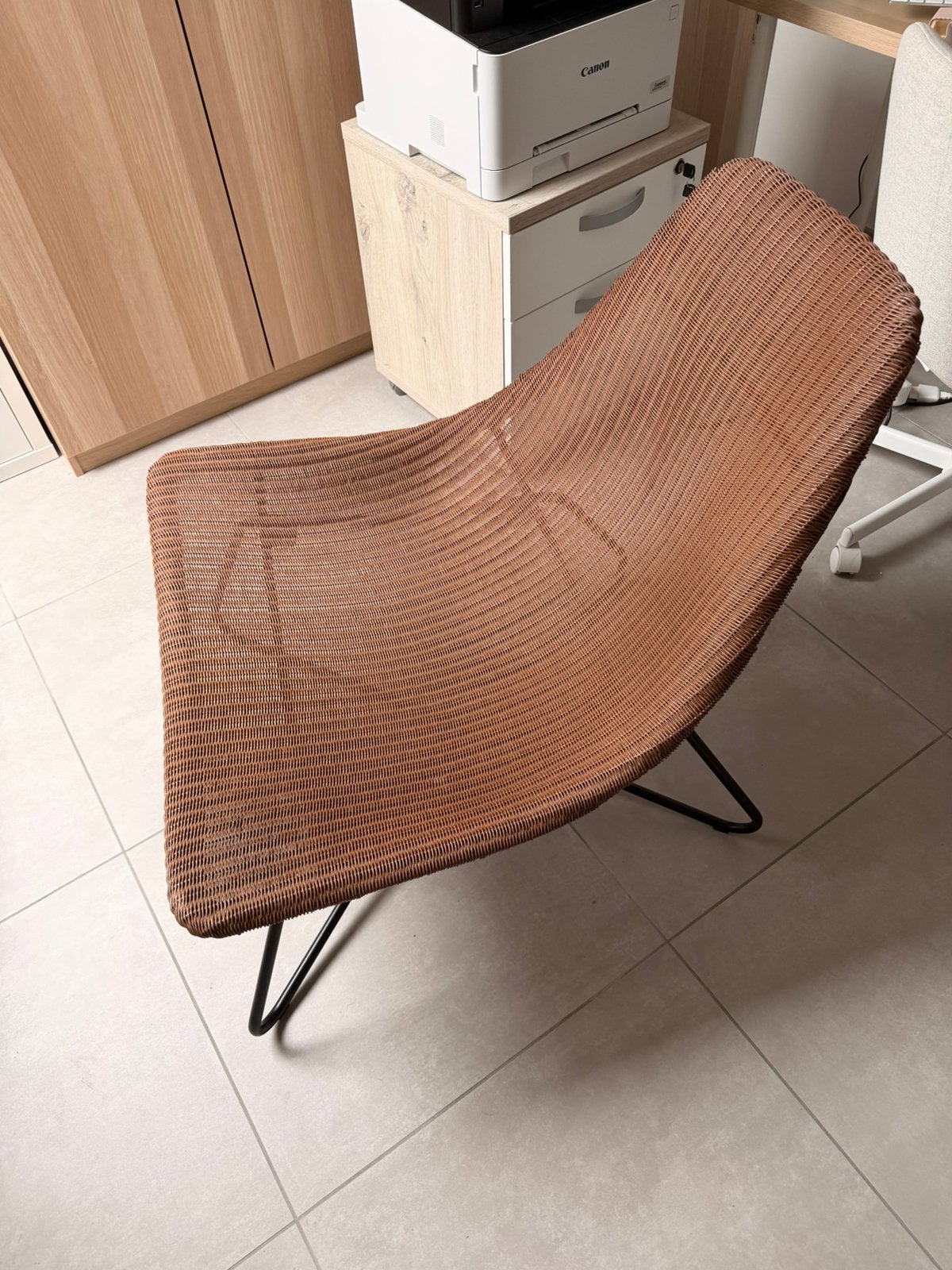 IKEA RADVIKEN Loungestoel – Bruin/Zwart, Huis en Inrichting, Stoelen, Ophalen, Kunststof, Bruin, Zo goed als nieuw
