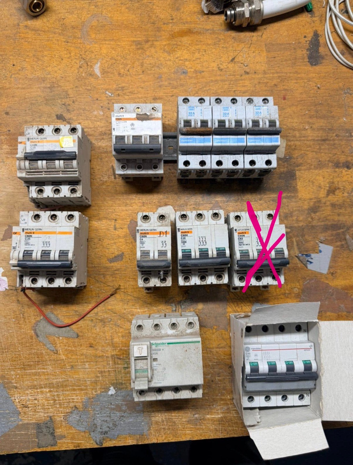 Lot zekeringen/automaten Merlin Gerin, Vynckier & Schneider, Doe-het-zelf en Bouw, Elektriciteit en Kabels, Ophalen, Zo goed als nieuw
