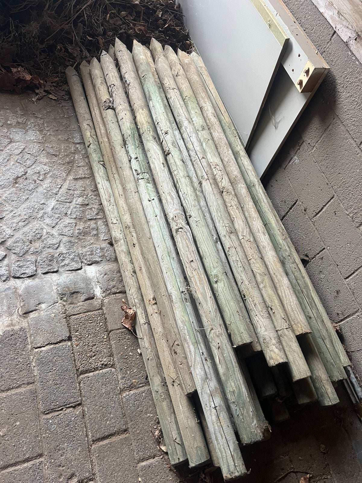 Palen in spie 25 stuks ( 4 euro per stuk), Ophalen, Zo goed als nieuw, Palen