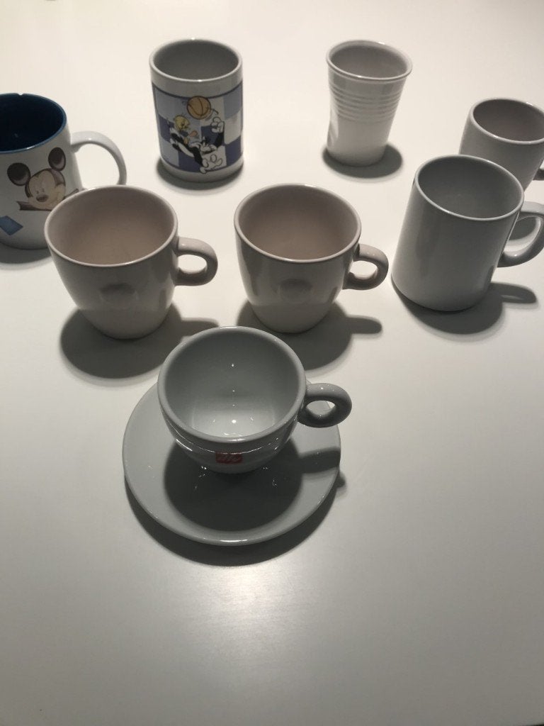 10 verschillende tassen, soms 2 dezelfde, Ophalen of Verzenden, Gebruikt, Modern, Kop(pen) en/of Schotel(s)