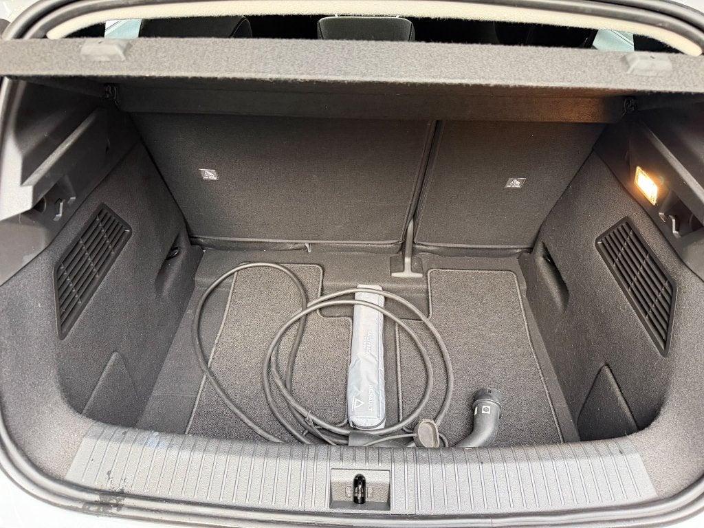 Renault Megane E Tech 160 kw charge equilibre, https://public.car-pass.be/vhr/566cc261-5358-46dd-b6d9-c231066252f8, Argent ou Gris