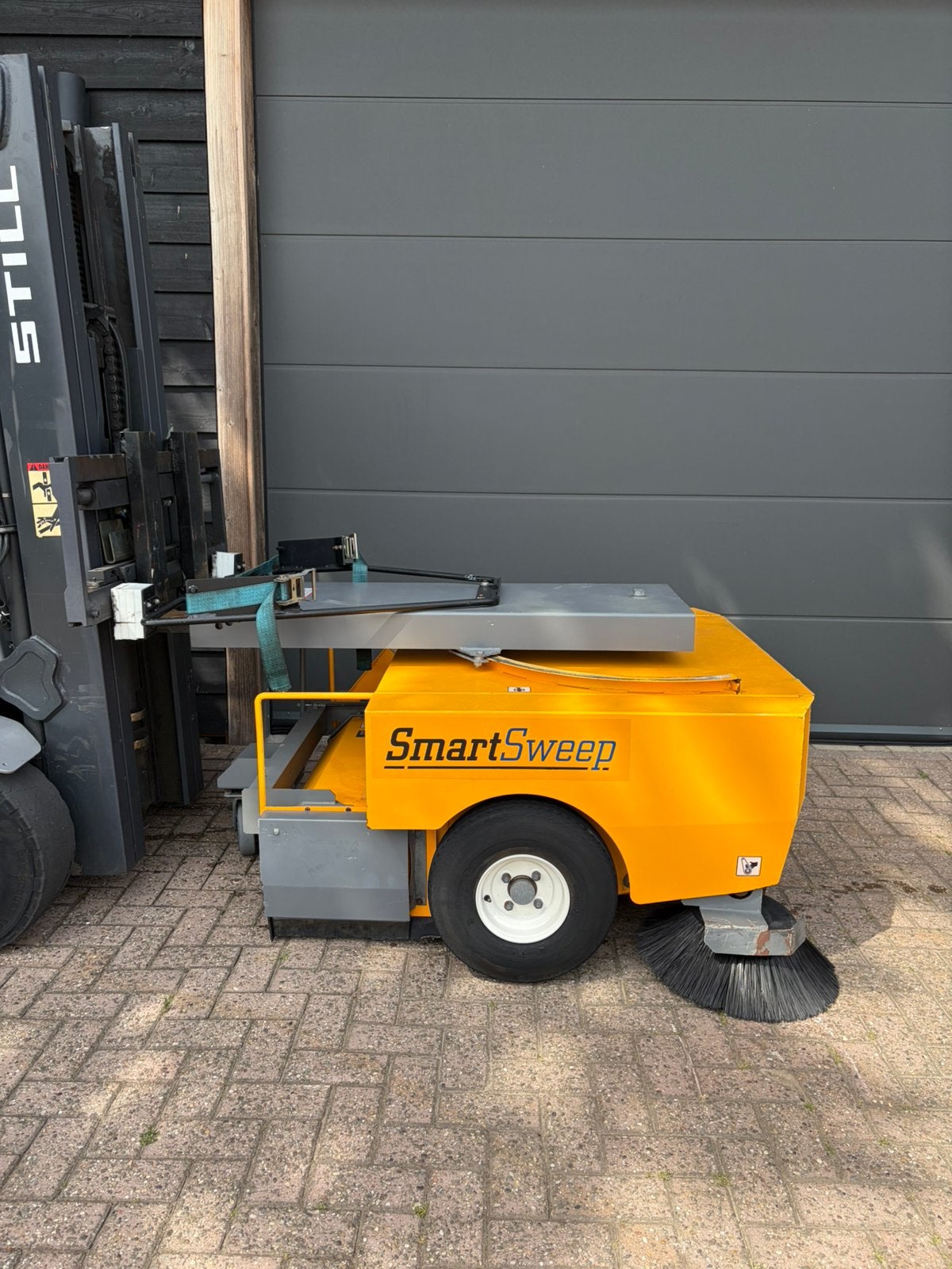 SmartSweep | Veegmachine heftruck / Shovel aanbouw, Tuin en Terras, Ophalen of Verzenden, Zo goed als nieuw