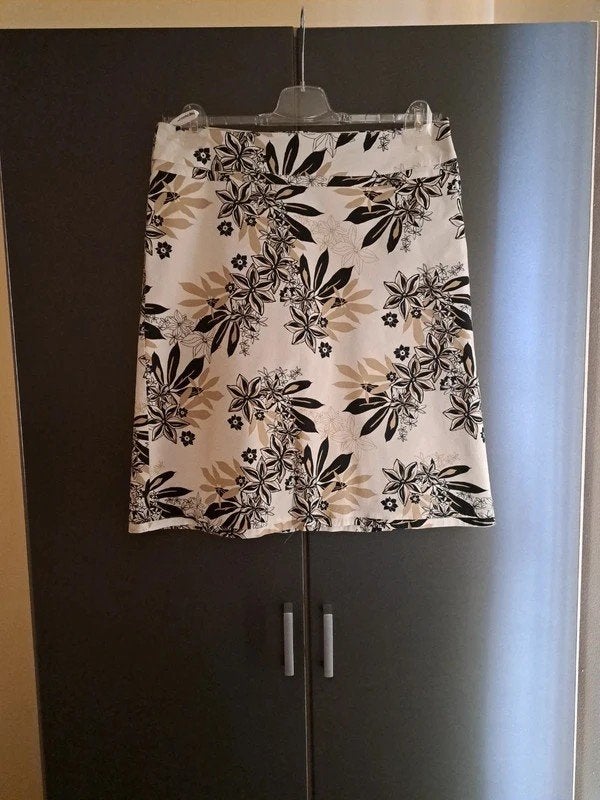 Jupe blanche à motif noir H&M taille 44, H&M, Enlèvement ou Envoi, Longueur genou, Blanc