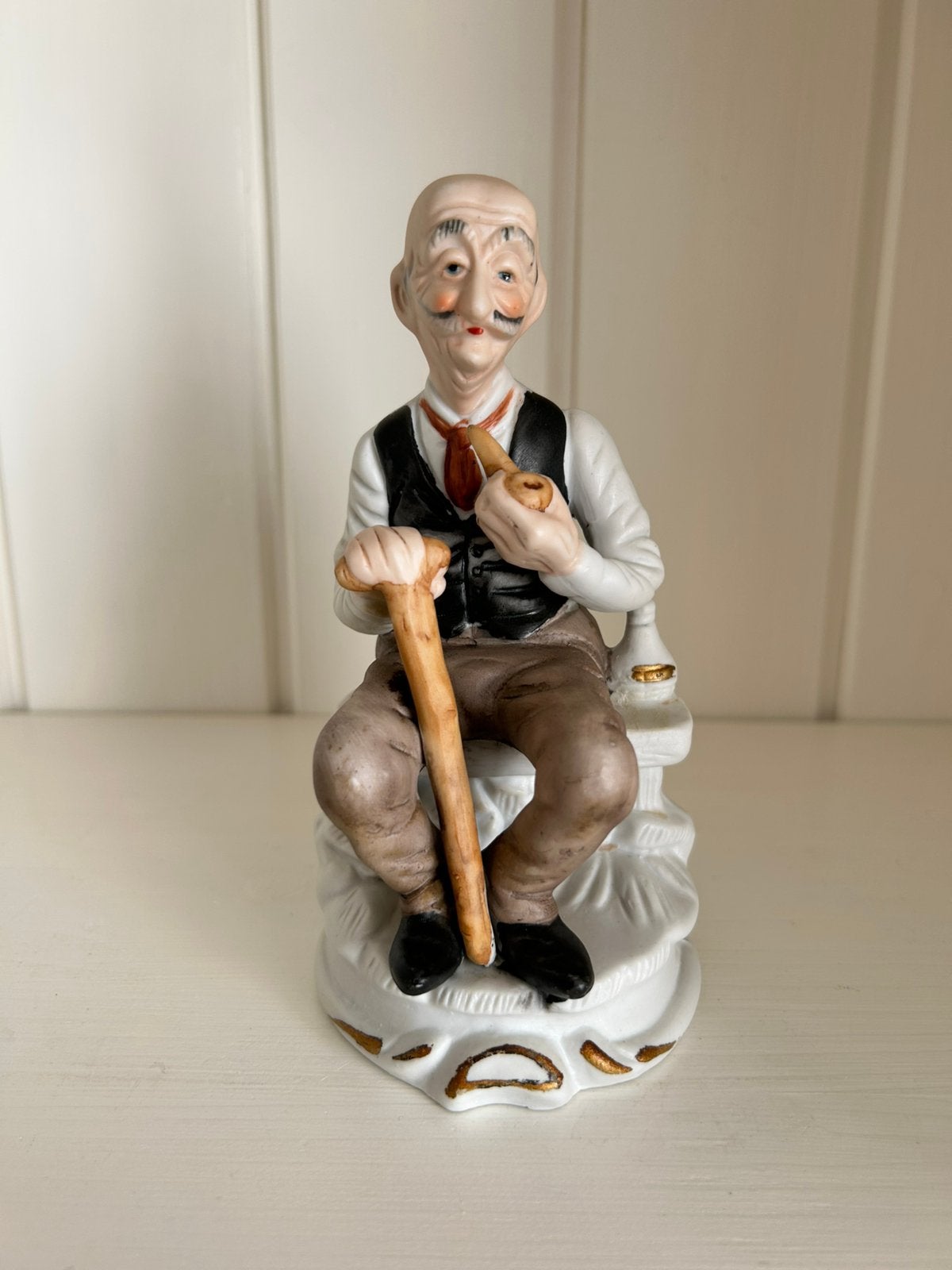 Oude man met pijp op bankje, Ophalen of Verzenden, Zo goed als nieuw, Mens