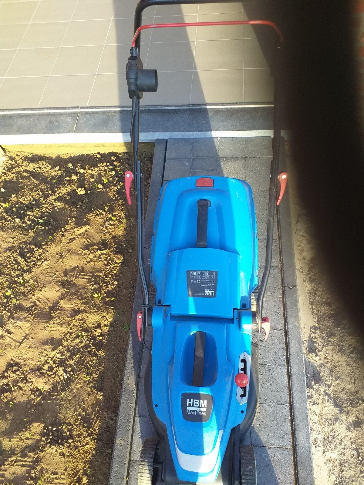 een elektrische grasmachine in hoogte verstelbaar en werkt, Tuin en Terras, Ophalen