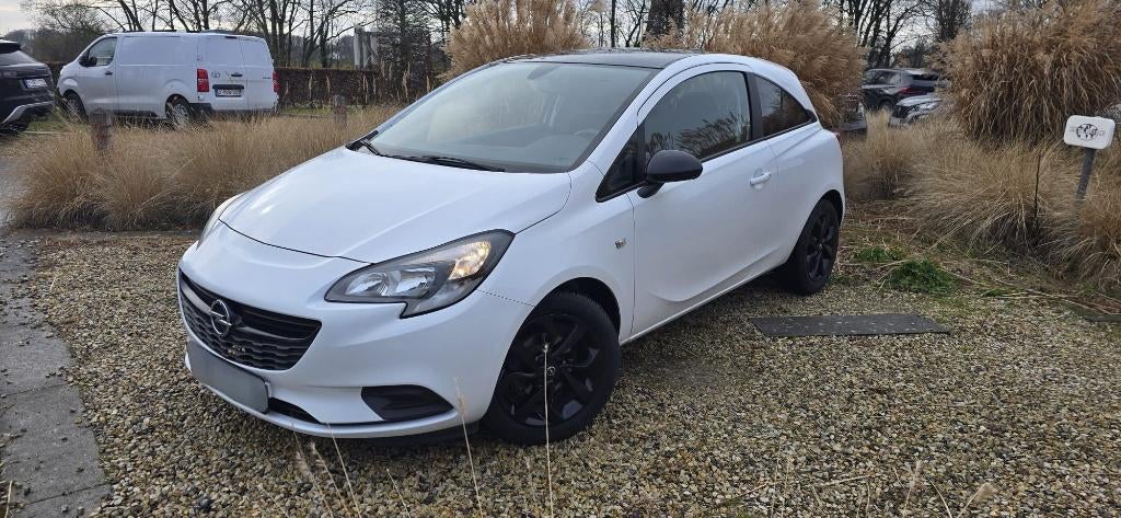 Opel Corsa 1.2i Black Edition + 12 maanden garantie, Auto's, Euro 6, 1229 cc, Bedrijf, Handgeschakeld