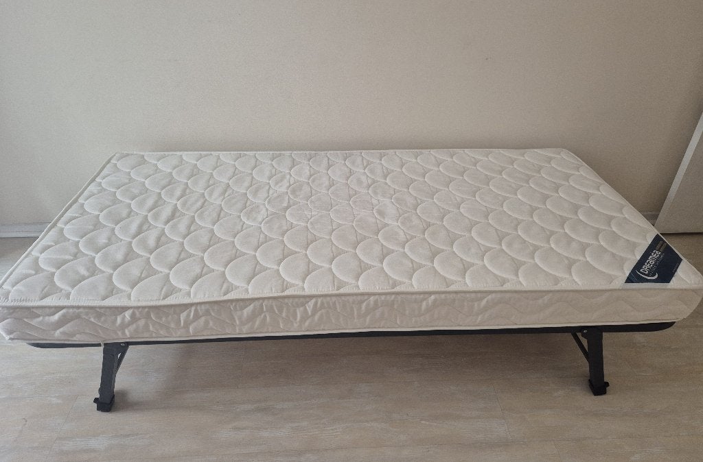 Eenpersoonsbed 90  200 cm met matras — zeer weinig gebruikt, Huis en Inrichting, Ophalen, 90 cm, Eenpersoons, Zo goed als nieuw