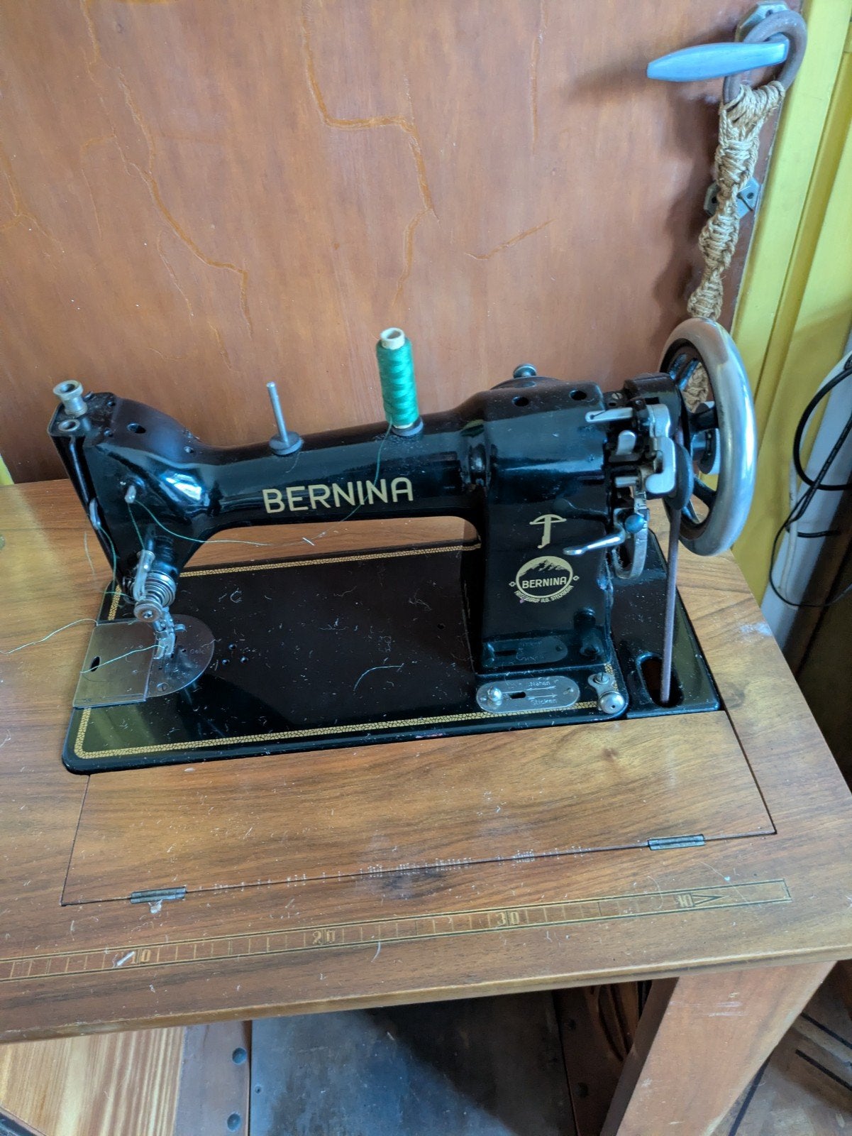 Vintage Bernina naaimachine met houten naaimeubel, Antiquités & Art, Enlèvement