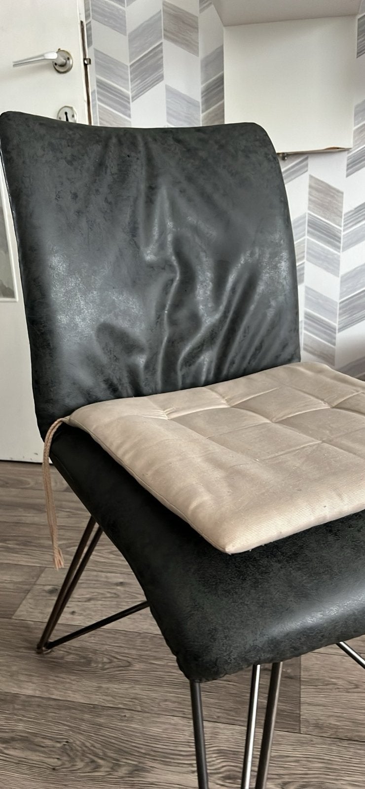 4 chaises + coussinet, Maison & Meubles, Enlèvement, Comme neuf, Gris, Quatre