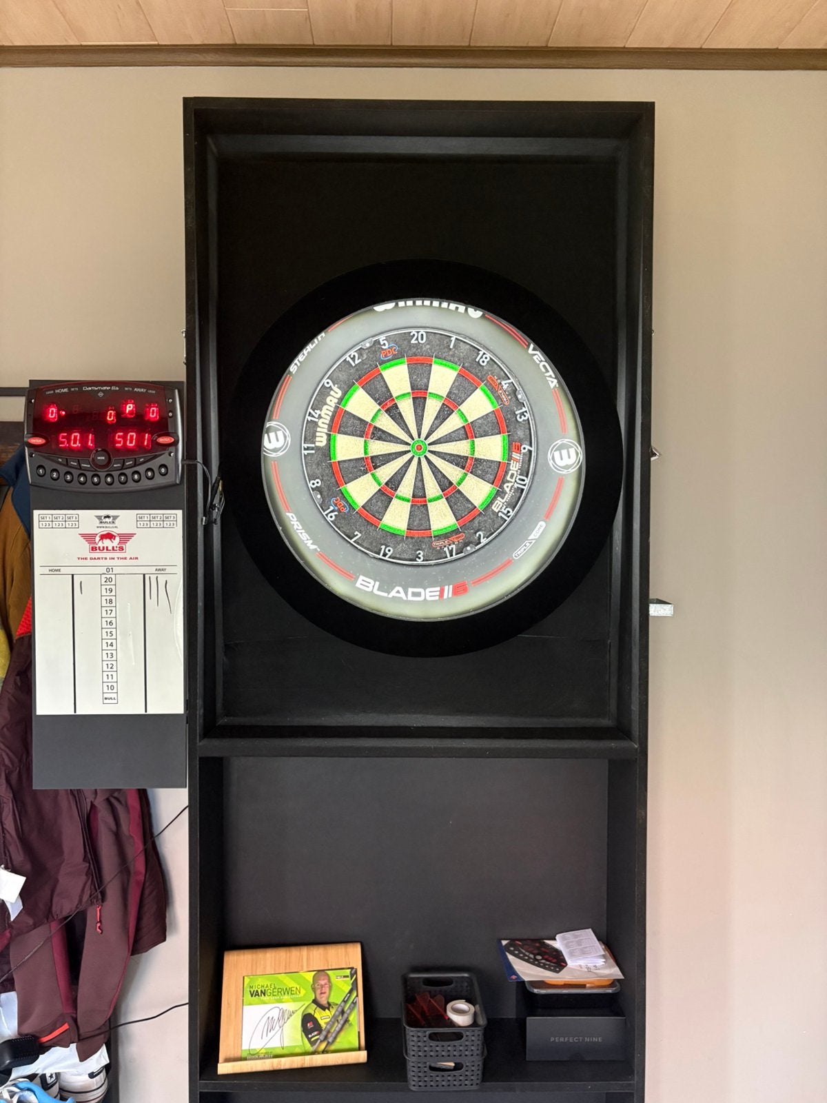 Darts kast + dartsblok + verlichting + darts counter, Sport en Fitness, Darts, Ophalen, Gebruikt, Dartbord
