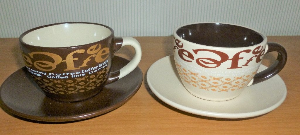 Twee koffie/theetassen met onderbord **Nieuw**, Keramiek, Nieuw, Ophalen of Verzenden, Overige stijlen
