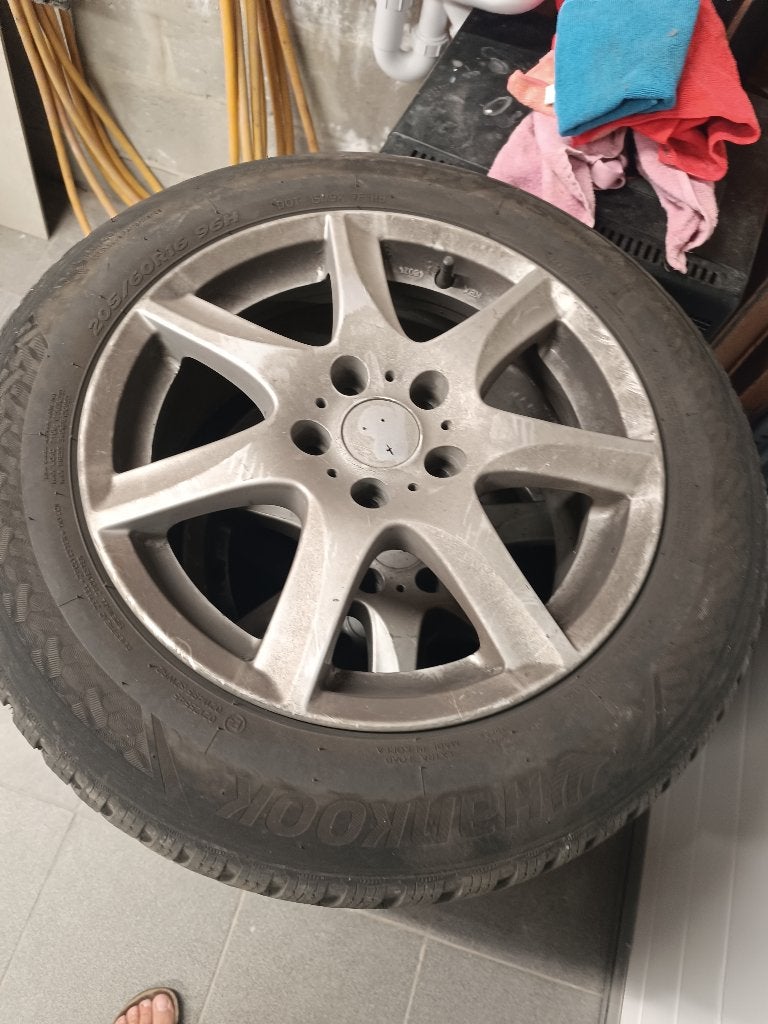 Jantes alu et pneu Hiver Volvo V60, Autos : Pièces & Accessoires, Pneus hiver, 16 pouces, 205 mm, Enlèvement