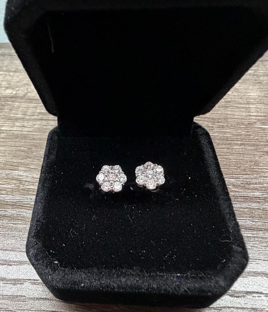 18K witgouden oorbellen met 14 diamanten, Handtassen en Accessoires, Oorbellen, Goud, Wit, Ophalen