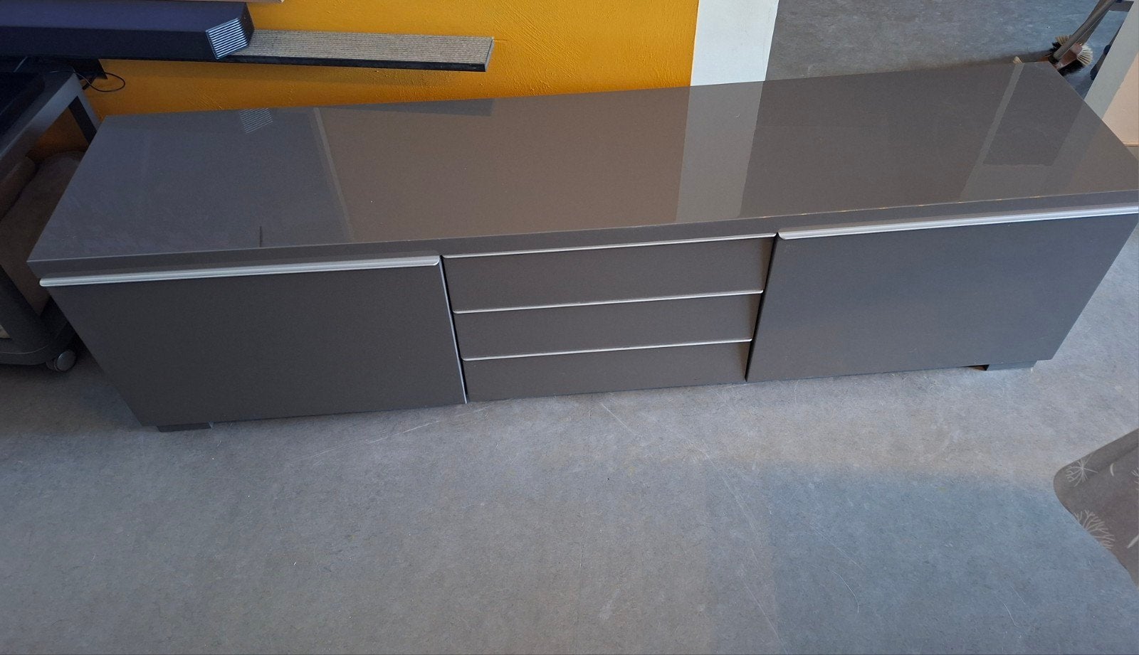 Gratis.  IKEA BESTÅ tv-meubel (180  40  64 cm), Ophalen