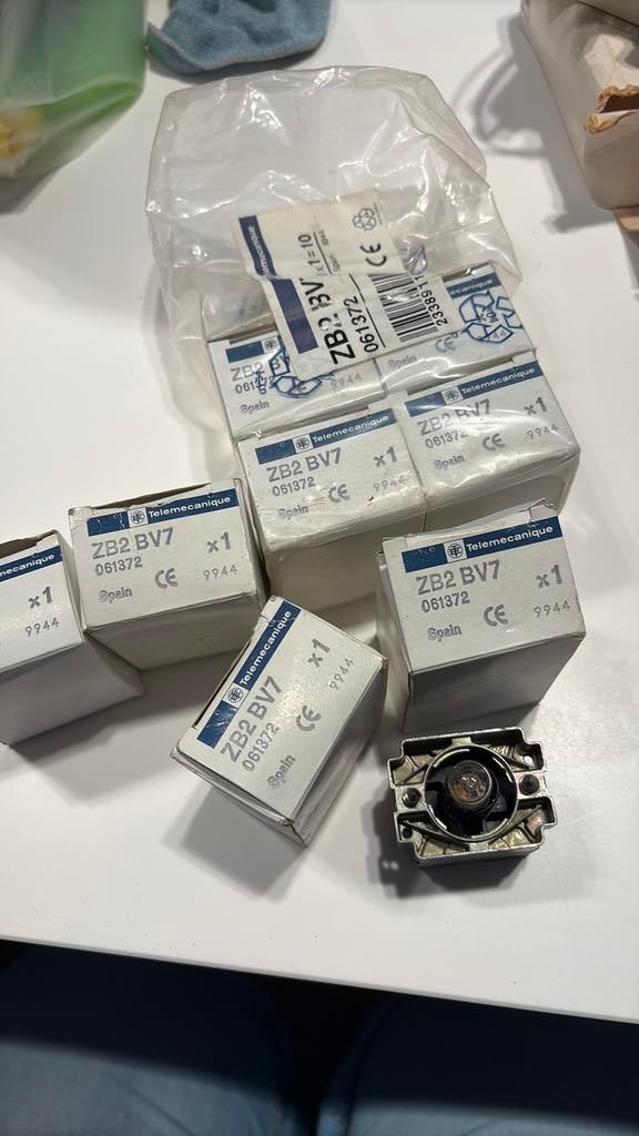 9 stuks Telemecanique ZB2 BV7, Hobby en Vrije tijd, Elektronica-componenten, Ophalen of Verzenden, Nieuw