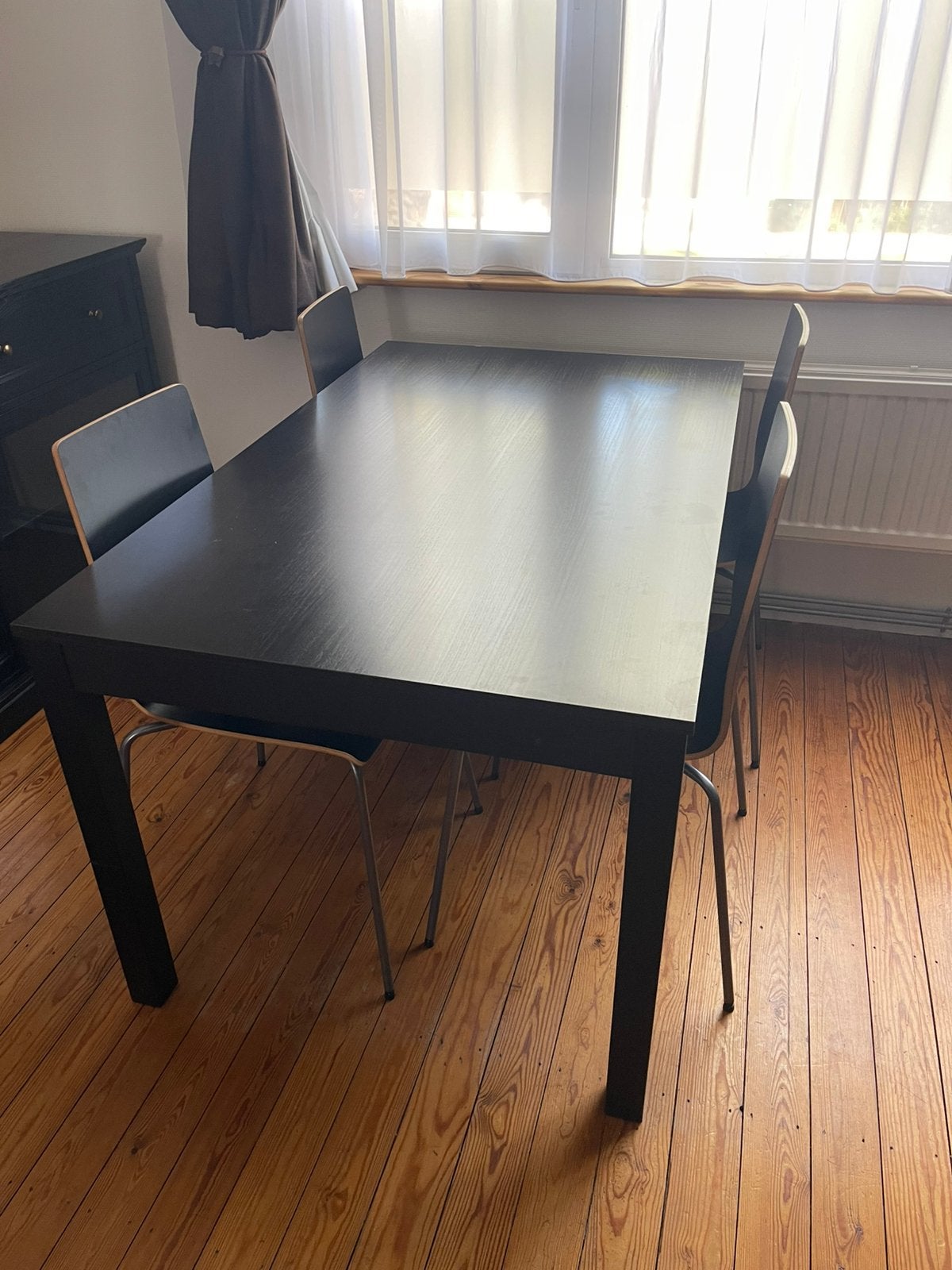 Zwarte eettafel 140 x 85 cm met 4 stoelen – moderne set, Enlèvement, Comme neuf