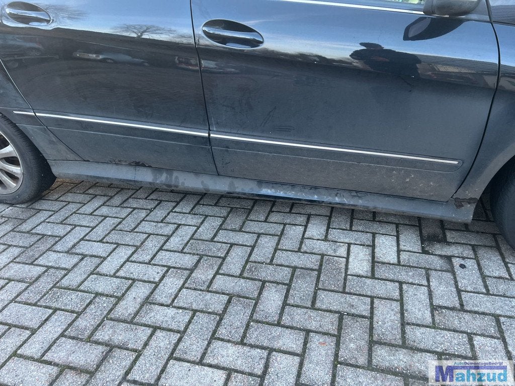 Bas de caisse droit noir 191 pour Mercedes Classe B W245 (20, Mercedes-Benz AG, Mercedes-Benz, Utilisé, Mercedesstrasse 120
70372  Stuttgart, DE