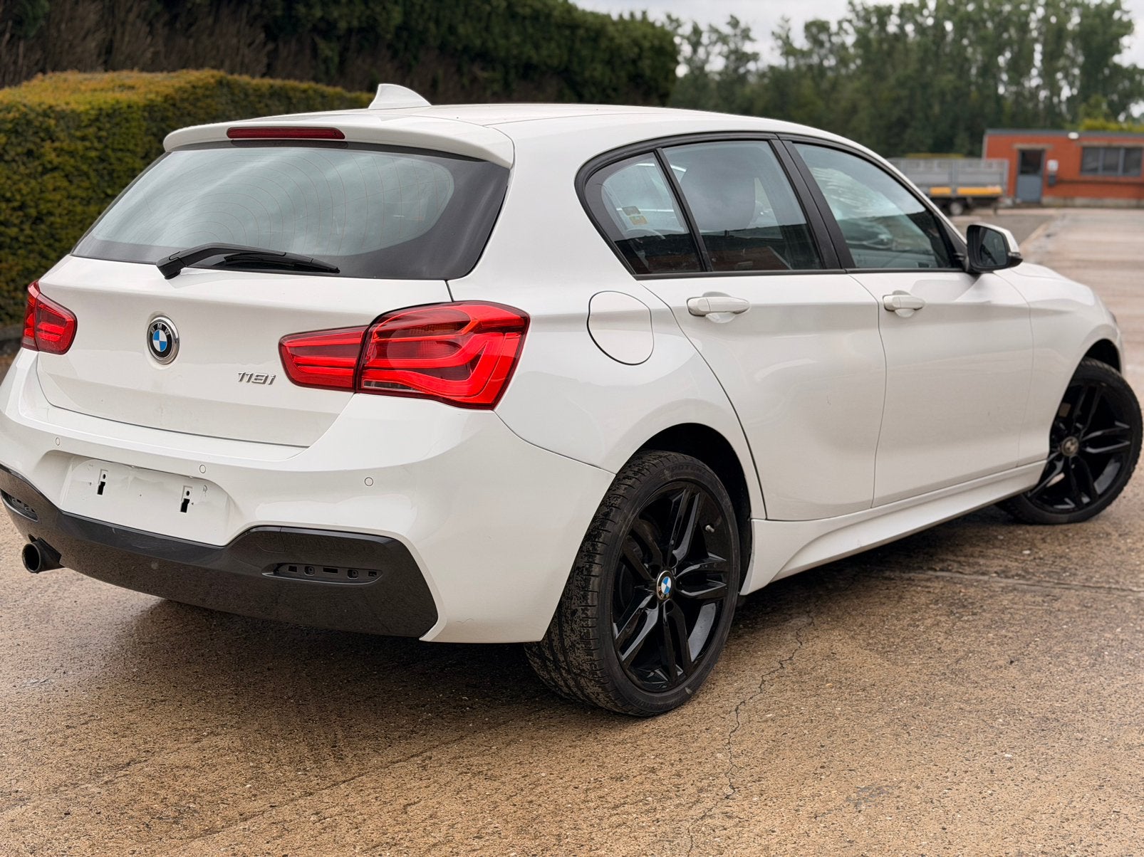 BMW 1 SERIE ✅118i M PACK 83000 KM !  GARANTIE, Auto's, 100 kW, 1498 cc, 110 g/km, Wit