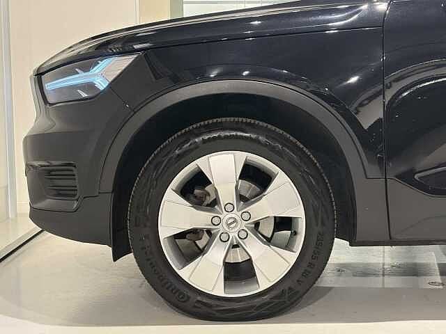 Volvo XC40 T2 Momentum, Euro 6, Zwart, Bedrijf, 5 zetels