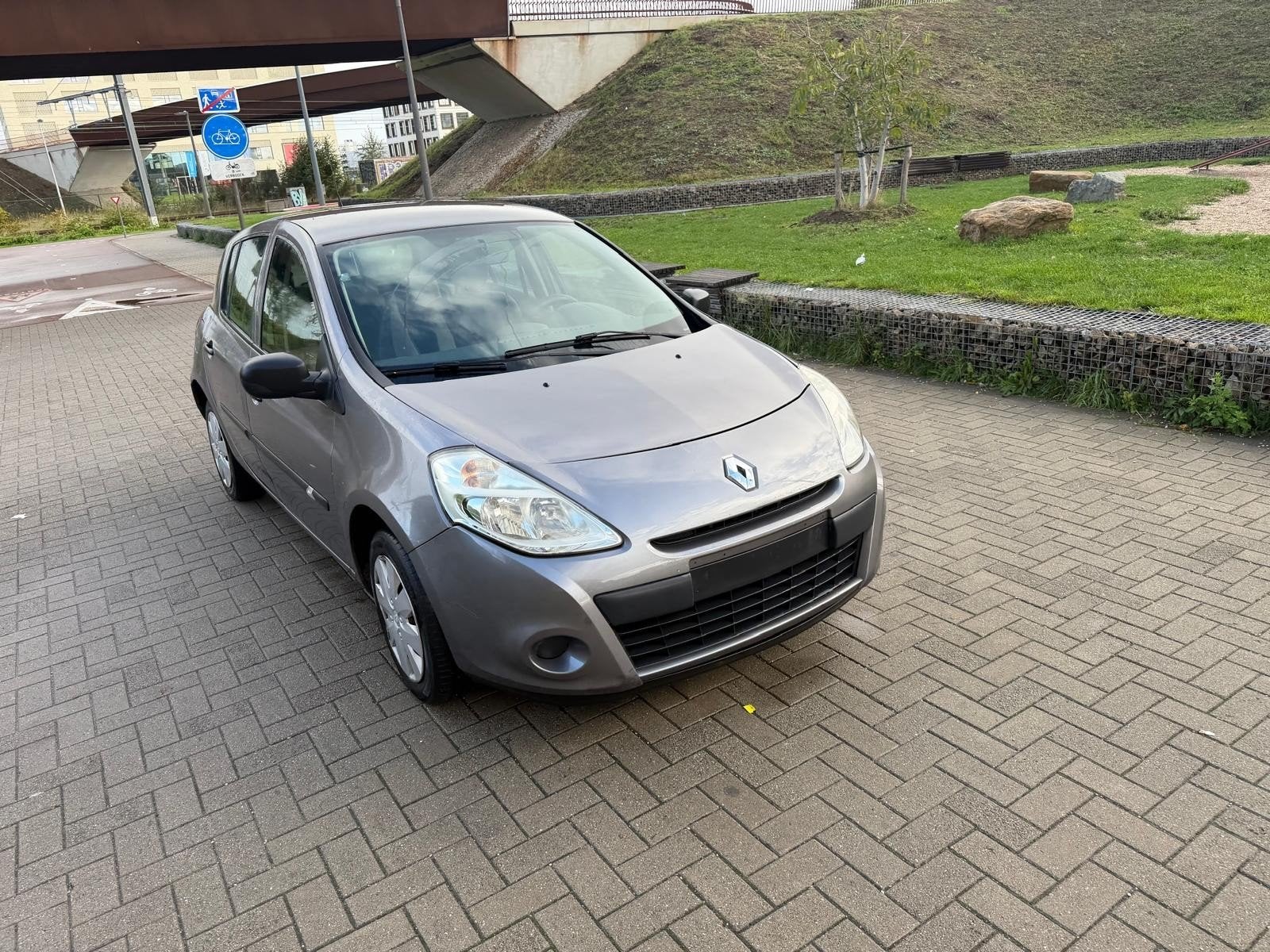 RENAULT CLIO 1.2 ESSENCE 2010 121000KM ET INSPECTION DES VEN, Argent ou Gris, Achat, Boîte manuelle, 5 portes