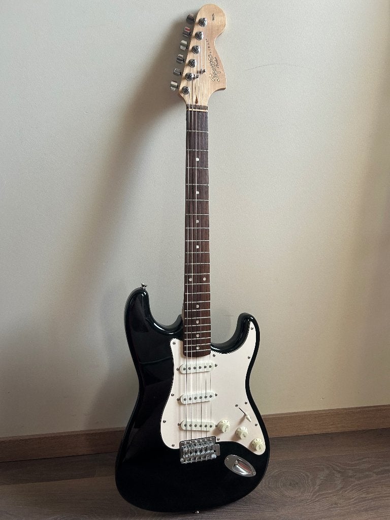 Gitaar Squier by Fender en Roland versterker, Musique & Instruments, Instruments à corde | Guitares | Électriques, Enlèvement