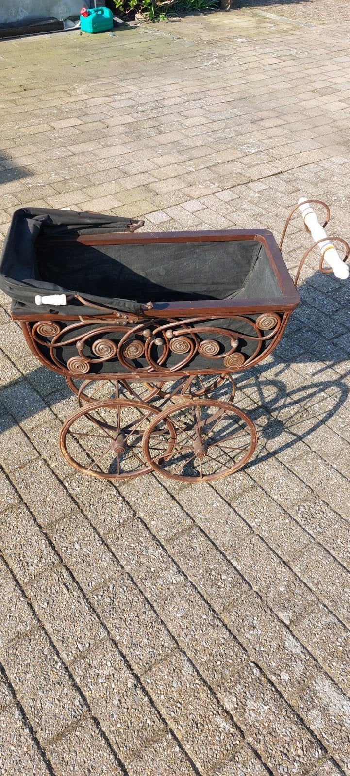 een zeer oude rieten poppenwagen met  stoffen bekleeding, Ophalen