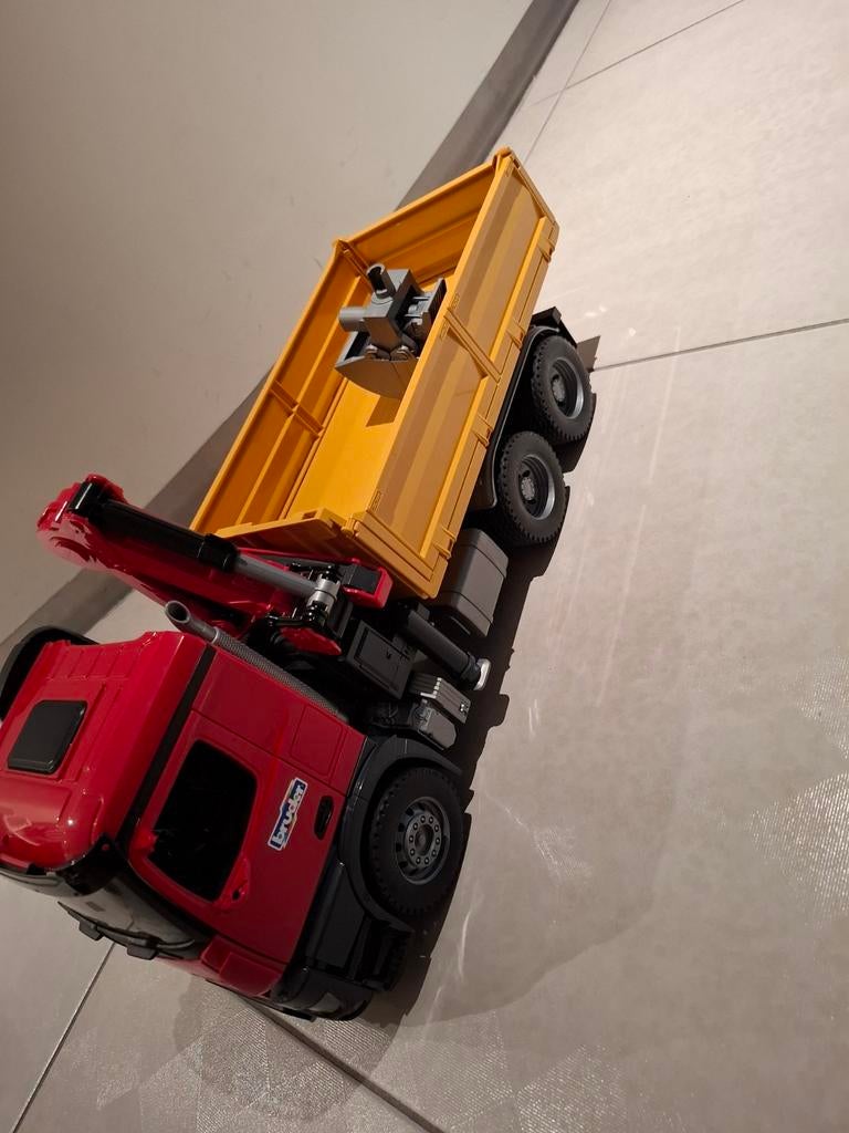Bruder mercedes vrachtauto, Ophalen